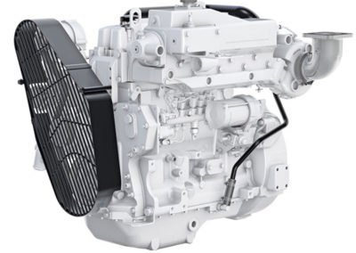 John Deere 4045 <span class="product-info"><br> <br> Vermogen | 60 pk <br> Toerental | 2500 rpm <br> Configuratie | 4 cil in-lijn, 4 takt<br> Aanzuiging | Turbocharged, aftercooled </span>